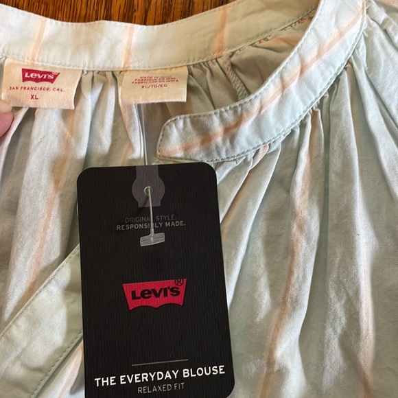 100% cotton Levi’s button front striped top NWT - Picture 2 of 5
